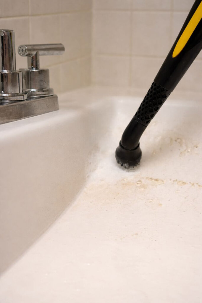 McCulloch MC1385 steam cleaning grout and bathroom fixtures